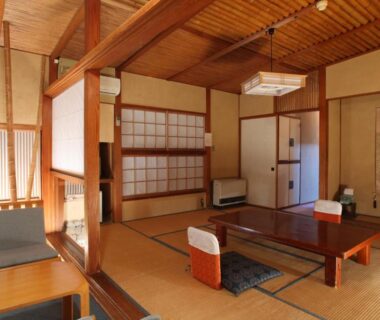 Tatami room with low table, shoji screens and tokonoma at Hatsunoyu ryokan in Nagano, Chubu