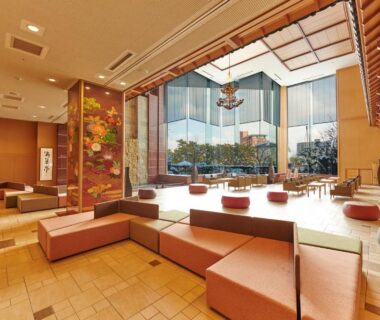 Spacious sunlit lobby with low cushioned seating and large floor-to-ceiling windows at Heiseikan Kaiyotei, Hokkaidō