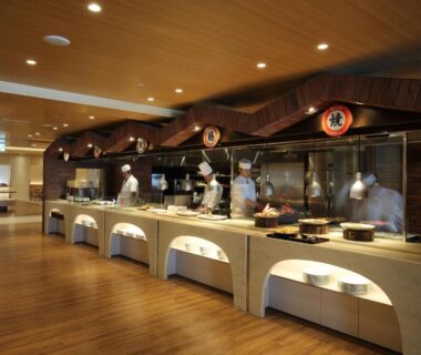 Chefs preparing dishes at an open buffet counter at Heiseikan Shiosaitei Hanatsuki in Hokkaidō
