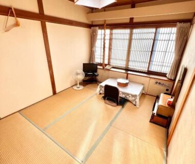 Tatami room with low table and shoji windows at Henmi Ryokan in Hokkaidō