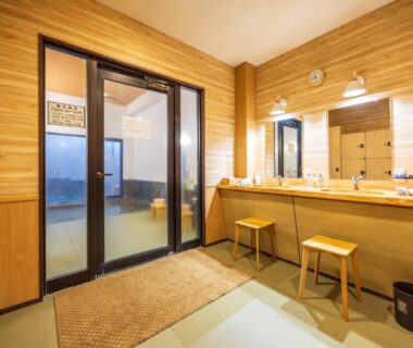 Dressing area with sinks, mirrors, stools and sliding glass door at Hidamari Ichinoyu in Kanagawa