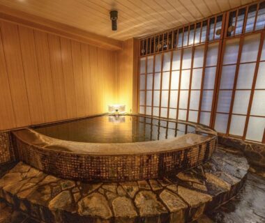 Round tiled wooden bath with shoji screens at Hiina, Shizuoka, Chūbu