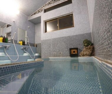 Small tiled indoor onsen bath at Hinode Ryokan Mie Kansai