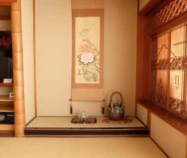 Tatami room tokonoma with hanging scroll and kettle at Hinodeya ryokan in Shizuoka, Chubu