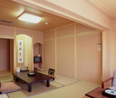 Traditional tatami room with low table and shoji screens at Hitomaru Kadan in Hyōgo, Kansai