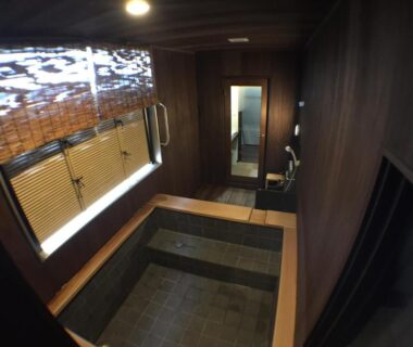 Indoor tiled soaking bath with wooden surrounds at Hokuriku Yamashiro Onsen Hotel Kikyou in Ishikawa, Chūbu
