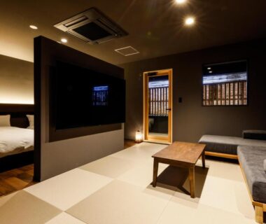 Tatami sitting area with low table and sofa at Hokuriku Yamashiro Onsen Hotel Kikyou in Ishikawa Chūbu