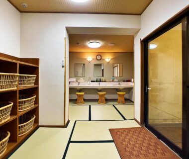 Tatami changing area with wicker baskets and vanity stools at Honjin, Shizuoka, Chūbu Japan