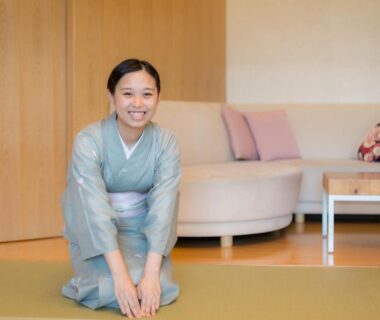 Ryokan staff in kimono bowing on tatami in a guest room at Honjin Hiranoya Kachoan, Gifu