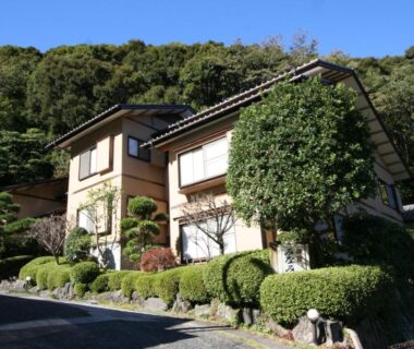 Two-story ryokan building with manicured hedge garden at Hoshi Meguri in Shizuoka, Chūbu, Japan