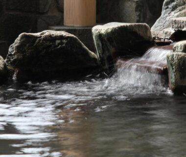 Flowing water over stones in a ryokan bath at Hoshikawakan in Nagano, Chūbu region
