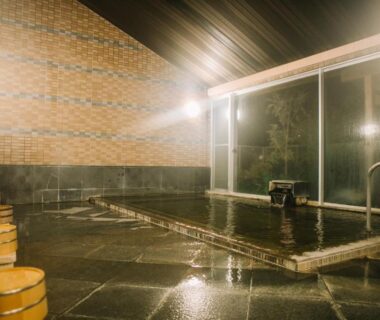 Stone tiled indoor onsen with wooden buckets at Hot spring inn Snow country in Niigata, Chūbu