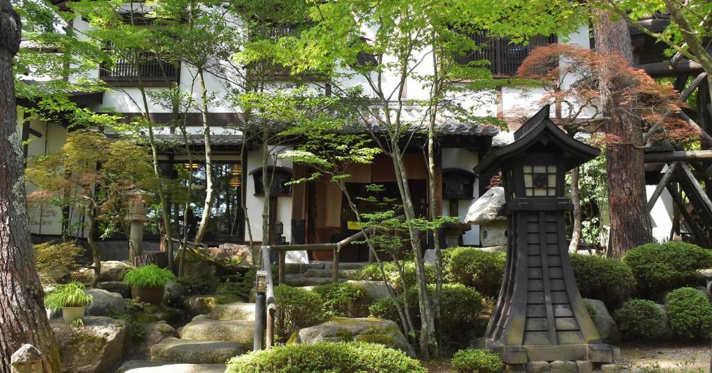 Garden courtyard at Hotakajo Nagano Moss-covered garden with stone lanterns and stepping stones at Hotakajo in Nagano, Chūbu region
