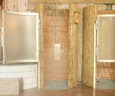 Tiled bathing area with wooden partitioned stalls at Hotel Futaba onsen, Niigata Prefecture, Chūbu Japan