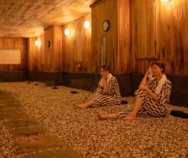 Two guests in yukata on pebble floor in wooden relaxation room at Hotel Hoho Niigata