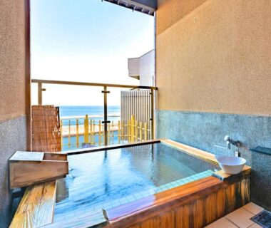 Outdoor wooden onsen bath with sea view at Hotel Kan-ichi in Shizuoka, Chūbu