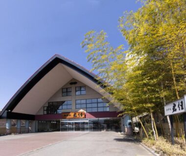 Spacious entrance with arched roof and bamboo trees at Hotel Kimiyoshi in Yamanashi, Chūbu region