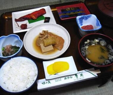 Lacquer tray with rice, miso soup, pickles and simmered dish at Hotel Masyu Hokkaidō