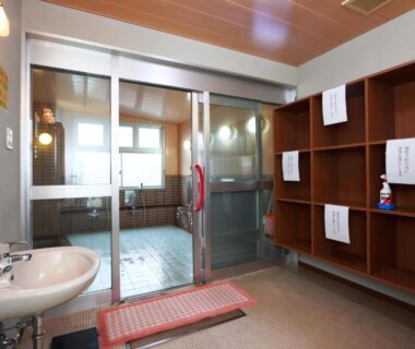 Changing area with lockers and glass door to bath at Hotel Meribel Tsugaike, Nagano, Chūbu