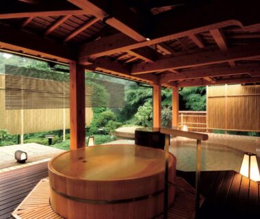 Covered outdoor wooden baths overlooking garden at Hotel Nanpuso in Kanagawa