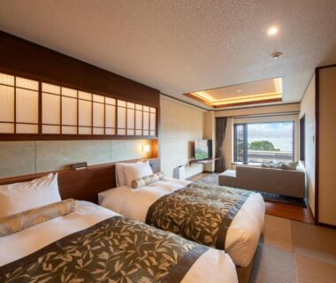 Twin beds on tatami with shoji screens and window seating at Hotel Saginoyu Nagano Chūbu
