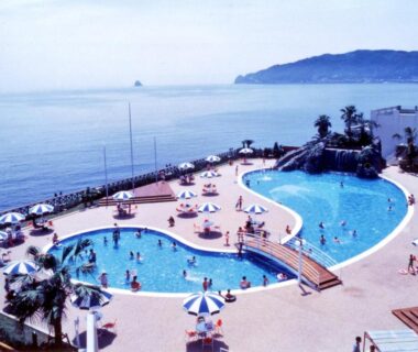 Outdoor resort pools with umbrellas overlooking the sea at Hotel Sun Hatoya, Shizuoka, Chūbu