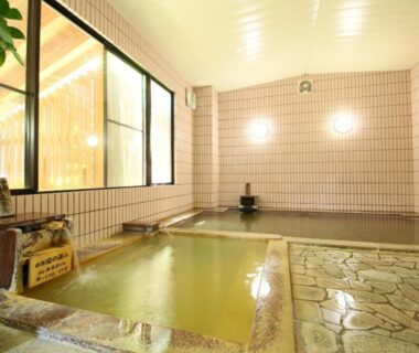 Indoor tiled onsen bath with stone floor at Hotel Yume-no-yu, Nagano