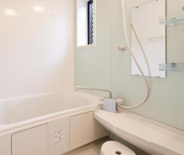 Small Japanese bathing area with tub, stool and hand shower at Hotobil B&B 潤 in Nara, Kansai