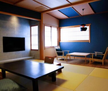 Tatami floor with low table, shoji screens and seating, Ichidaya ryokan, Hyōgo prefecture, Kansai