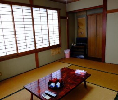 Tatami room with low table, tea set, shoji screens and tokonoma at Ichifujiso, Yamanashi Chūbu
