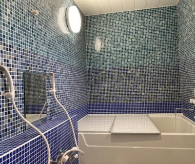 Blue mosaic tiled bathroom with bathtub and handheld shower at Ichinokurasou in Nagano, Chūbu Japan
