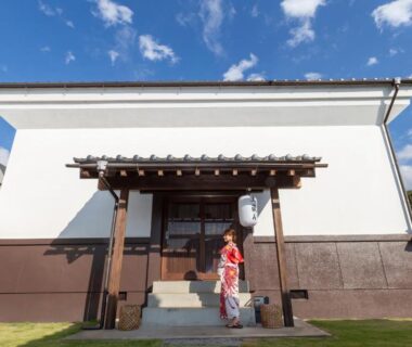 Woman in kimono at wooden entrance of Iizukatei in Tochigi, Kantō