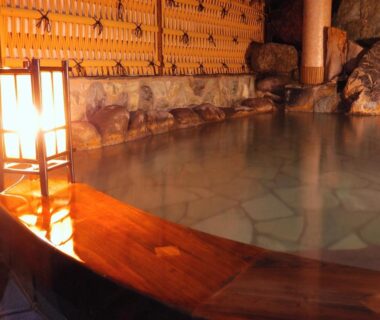 Wooden-rim indoor onsen bath with lantern at Inatori Tokai Hotel Yuen, Shizuoka