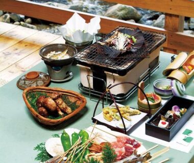 Tabletop charcoal grill with assorted grilled dishes at Irori Houraku in Hyōgo, Kansai