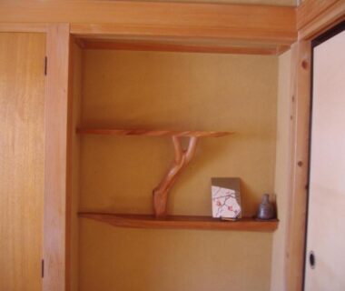 Wooden tokonoma shelf with branch support in Ishibu-so room, traditional shoji door, Shizuoka Chūbu Japan
