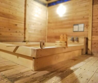 Wooden soaking tub and interior at Ishinoya Izunagaoka ryokan, Shizuoka warm wood-paneled bathing room