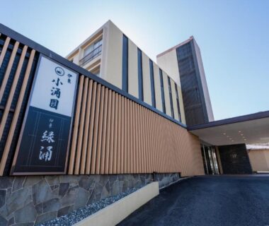 Exterior entrance and wooden slatted facade of Ito Kowakien ryokan in Shizuoka, Chūbu