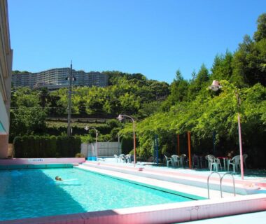 Outdoor swimming pool with lounge chairs at Ito Ryokuyu in Shizuoka, Chūbu