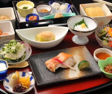 Grilled fish and assorted small dishes on lacquer tray at Ito Yukitei Kawana Bettei, Shizuoka