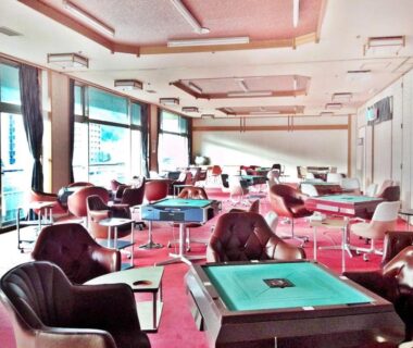 Spacious mahjong lounge with leather chairs at Itoen Hotel New Sakura in Tochigi