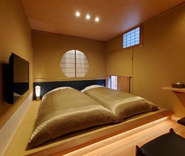 Tatami room with futon platform and round shoji window at Itsukushimahigashimonzen Kikugawa Hiroshima