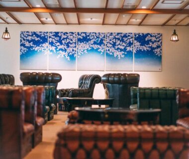 Tufted leather armchairs in ryokan lounge at Iwaiyado Jyuan Nikko Kawaji onsen, Tochigi