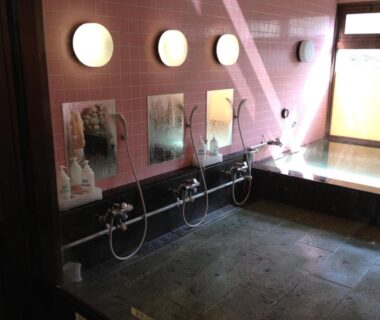 Washing stations and communal bath with mirrors and stools at Iyashinoyado Rodem, Iwate, Tōhoku