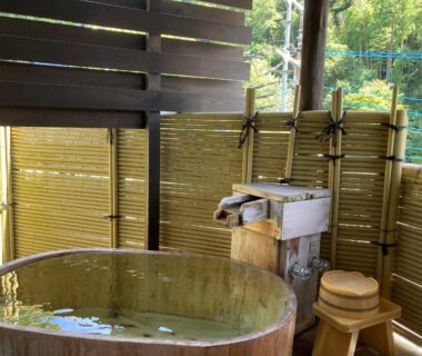 Wooden soaking tub with bamboo privacy screens at Izu Katsura no Izumi Onsen, Shizuoka, Chubu, Japan