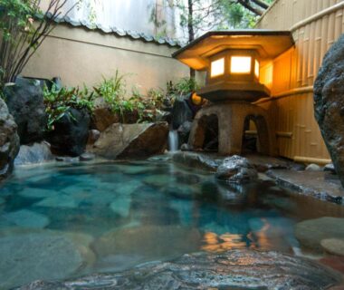 Rock-lined outdoor onsen with stone lantern at Izumi-so, Gifu, Chūbu, Japan