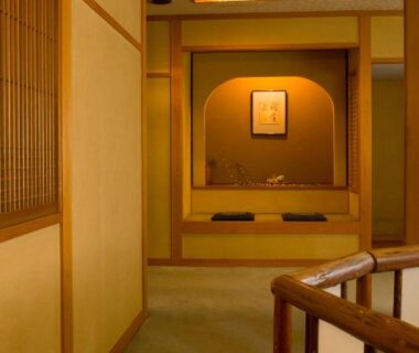 Hallway with wooden railing, shoji screens and tokonoma alcove with hanging scroll at Izumi-so, Gifu, Chūbu