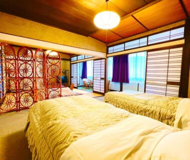Twin beds in tatami room with shoji screens and decorative partition, Morigen ryokan, Kyoto Kansai Japan