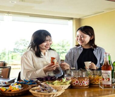 Two guests enjoying drinks at counter of KAMENOI HOTEL Kii-Tanabe in Wakayama