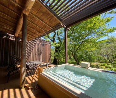 Outdoor wooden bath with deck seating and leafy garden view at Kaiseki Ryokan Ashikari, Kanagawa