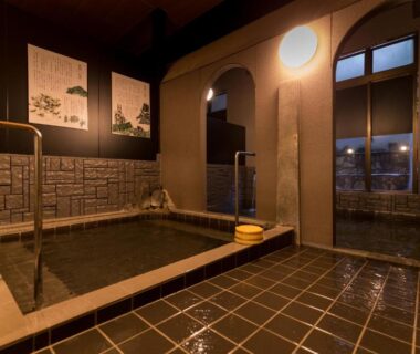 Indoor onsen bath with tiled floor, wooden bucket and stools, Kakureisen, Saga, Kyūshū, Japan
